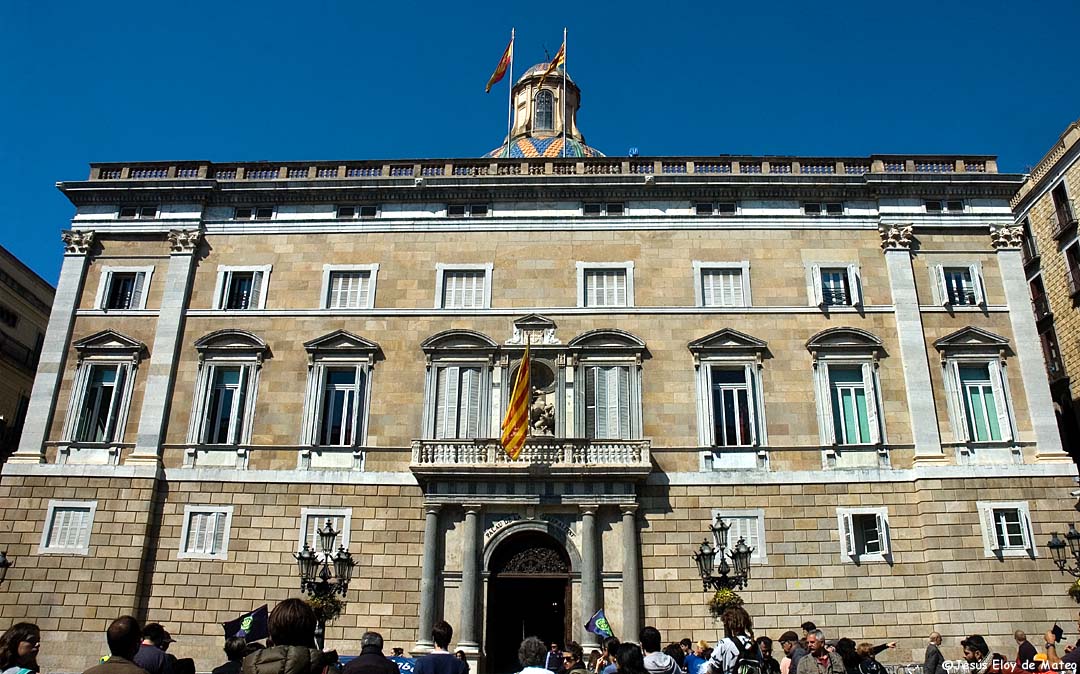 Retirada lazo Generalitat Foto Eloy de Mateo